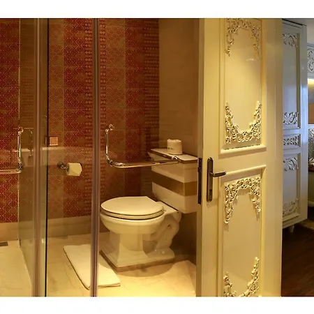 Fragrant Nature Kochi - A Five Star Classified Hotel Exterior photo Bathroom