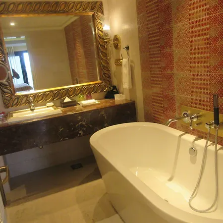 Fragrant Nature Kochi - A Five Star Classified Hotel Exterior photo Bathroom